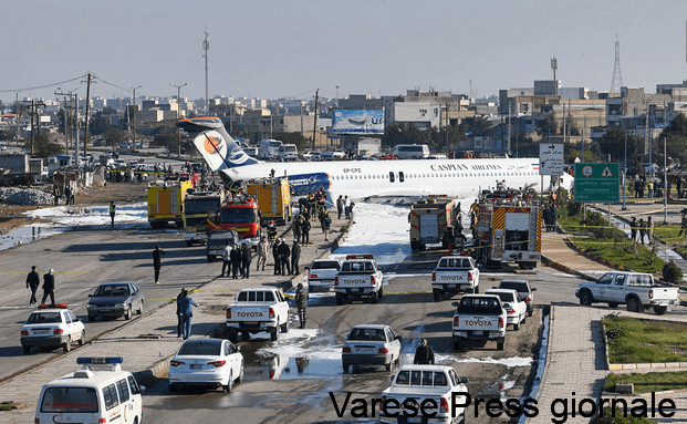 Aereo di linea atterra sull'autostrada a Mahshahr, i passeggeri sono tutti salvi - VIDEO
