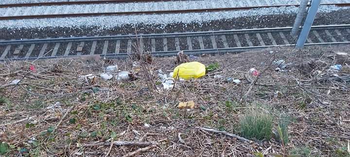 Somma Lombardo: rifiuti di ogni genere, gettati lungo la ferrovia