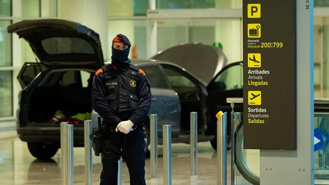 Due persone arrestate dopo aver distrutto un'auto nell'aeroporto di Barcellona, ​​gridando slogan islamici