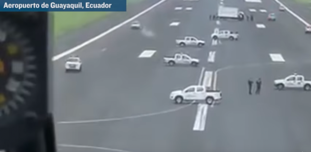 Coronavirus e trasporti. In Ecuador la sindaca di Guayaquil sbarra la pista dell’aeroporto con auto e camion per impedire l'atterraggio dei voli dall'Europa - VIDEO
