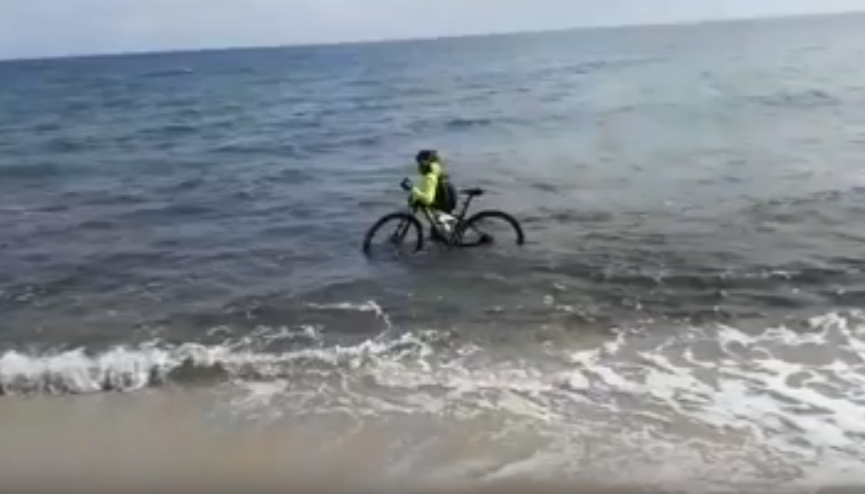 Covid-19, ciclista entra in mare con la sua bici per cercare di evitare il controllo - VIDEO