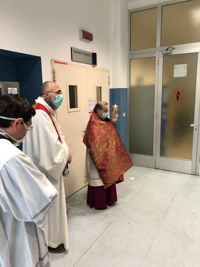 Milano Policlinico: l’Arcivescovo ha benedetto malati e personale