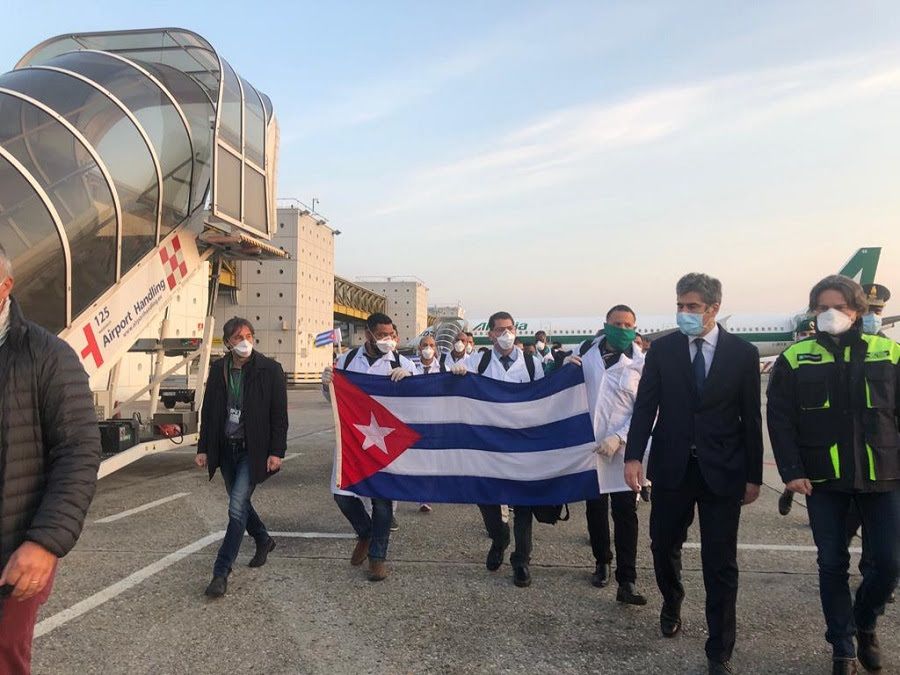 Coronavirus, arrivati i medici cubani a Malpensa