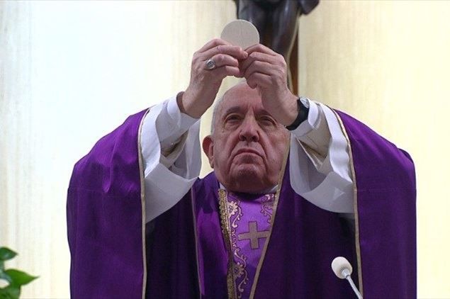 Coronavirus il Papa: "dedico la Messa agli ammalati e ai medici"