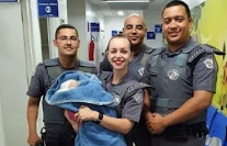 Brasile, neonata trovata viva in una fogna - VIDEO
