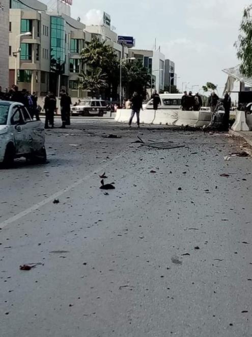 Terroristi si fanno esplodere sulla strada vicino all'ambasciata americana a Tunisi