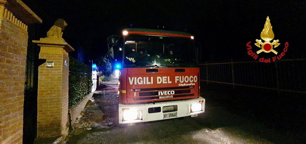 Fagnano Olona (Va), via G. Mazzini incendio tetto.