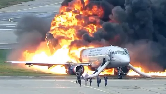 Immagini spettacolari di un incidente aereo in Russia (IL VIDEO)
