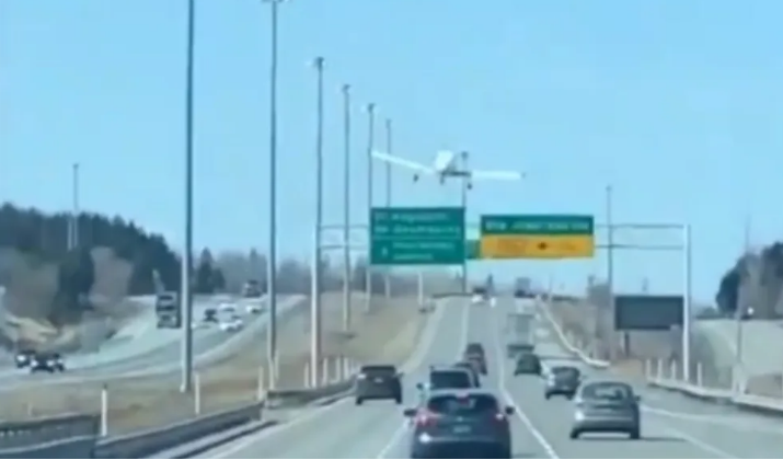 Aereo da turismo effettua un atterraggio d'emergenza in autostrada trafficata. (IL VIDEO)