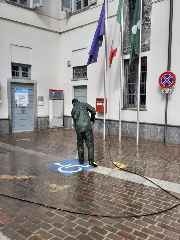 Somma Lombardo: disinfezione e lavaggio di Piazza Vittorio Veneto