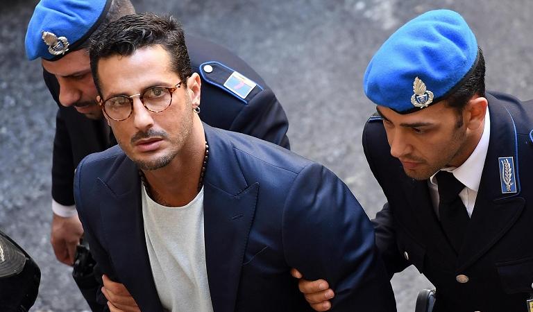 Fabrizio Corona potrebbe tornare in carcere. La Polizia manda il comunicato