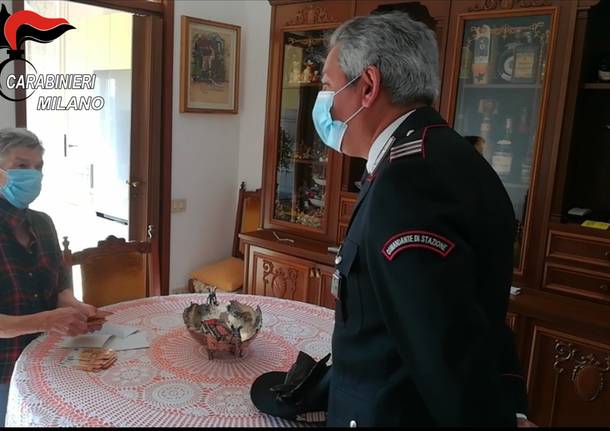 Garbagnate Milanese: il Comandante dei Carabinieri porta la pensione a casa di una anziana