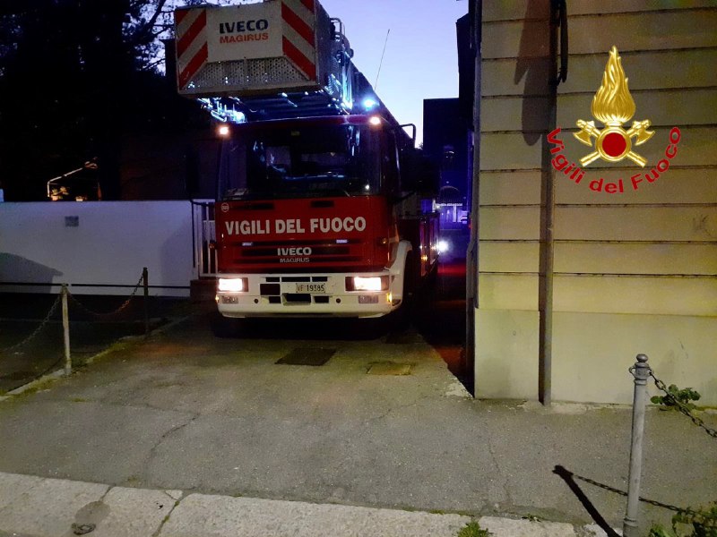 Gallarate, i Vigili del fuoco Varese in via Marsala per un tetto in fuoco